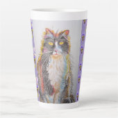 Handgemalte Lila Tuxedo Katzenblume Latte Tasse (Vorderseite)
