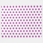Handgemalte violette Blumen Weißes Muster Fleecedecke (Vorderseite (Horizontal))