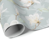 Handgemalte weiße Magnolia auf Pastellblau Geschenkpapier (Rolleneckpunkt)