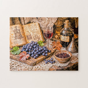 Handgepresster traditioneller Wein mit Trauben und Puzzle