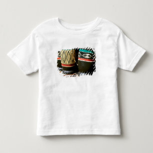 Handgeschnitzte Trommeln, Livingston, Sambia Kleinkind T-shirt