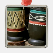 Handgeschnitzte Trommeln, Livingston, Sambia Ornament Aus Metall (Vorne)