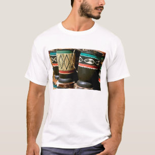 Handgeschnitzte Trommeln, Livingston, Sambia T-Shirt