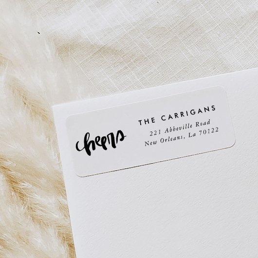 Handgeschriebene Cheers geben das Adressetikett zu