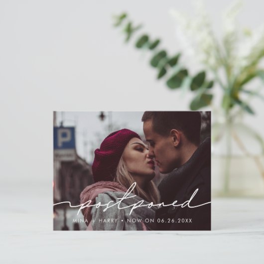 Handgeschriebene Hochzeitsankündigung verschoben Postkarte (Stehend Vorderseite)