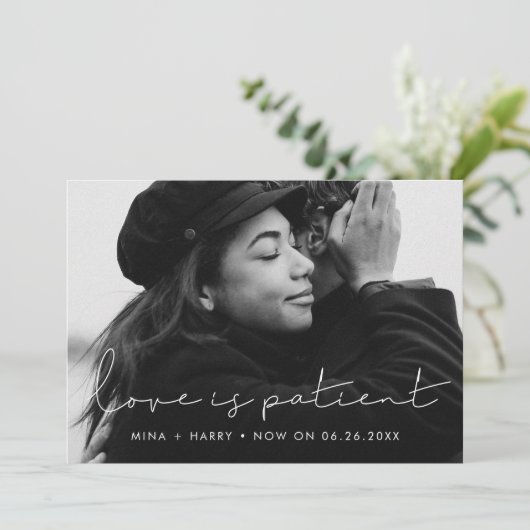 Handgeschriebene minimalistische Liebe ist Geduld Ankündigung (Stehend Vorderseite)