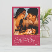 Handgeschriebene Monogram Viva Magenta Foto Verlob Einladung (Stehend Vorderseite)