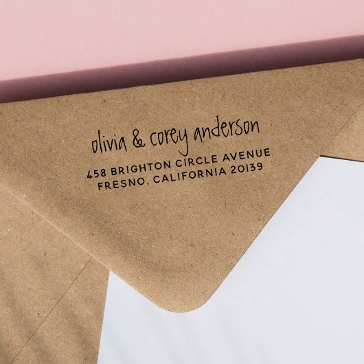 Handgeschriebene Namen und einfache Rücksendeadres Permastempel