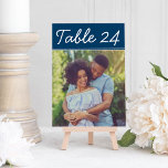 Handgeschriebene Navy Blue Wedding Foto Tischnumme Einladung<br><div class="desc">Hochzeitskarten verfügen über ein Foto der Verlobung der Braut und des Bräutigams. Weißer lässiger handgeschriebener Text mit marineblau Hintergrundfarbe - Hinweis, Farben können geändert werden. Um zu bestellen: Geben Sie die Tischnummer ein, klicken Sie auf "Ändern", um Ihr eigenes Foto hochzuladen, und fügen Sie diese individuelle Tischnummer-Karte in Ihren Warenkorb....</div>