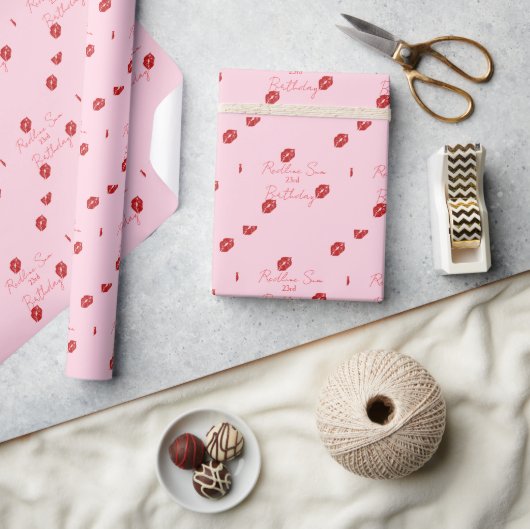 Handgeschriebene sassy rote Lippenstift-Geburtstag Geschenkpapier (Kunsthandwerk)