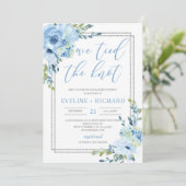 Handgeschriebene Schrift blau blumengebunden den K Einladung (Stehend Vorderseite)