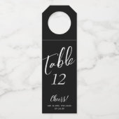 Handgeschriebene Script-Cheers Tischnummer Flasche Flaschenanhänger (Vorderseite)