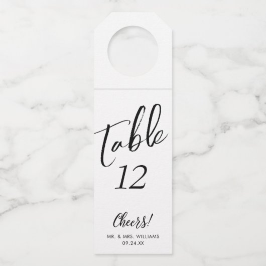 Handgeschriebene Script-Cheers Tischnummer Flasche Flaschenanhänger (Vorderseite)