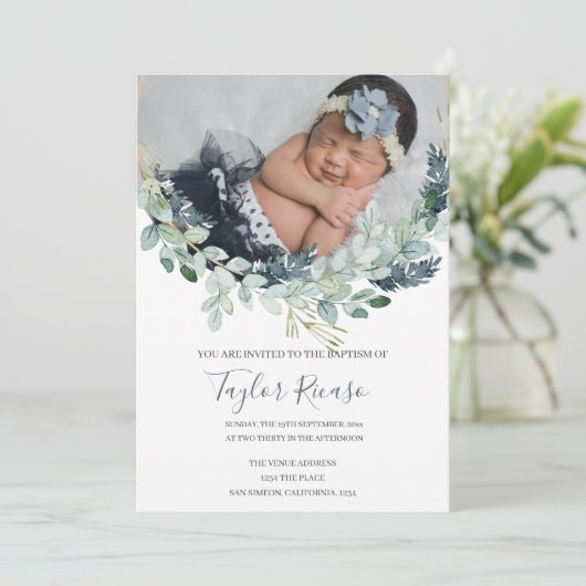 Handgeschriebene Script Typografie Wreath Baptisse Einladung (Stehend Vorderseite)