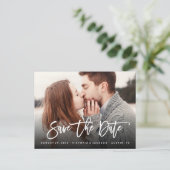 Handgeschriebene Typografie Wedding Save the Date Ankündigungspostkarte (Stehend Vorderseite)