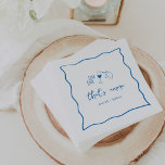 Handgeschriebenes Brautparty "That's Amore" Serviette<br><div class="desc">Dieses wunderschöne, inspirierte Brautparty-Design besticht durch handgeschriebene, kursive Schriftzeichen, die mit einer scharfen, in sonniger Blau aufgesetzten Schleifenleiste versehen sind. Handgezeichnete Illustrationen von Krawatte-Pasta, Wein und einer sizilianischen Zitrone ergänzen das Design für einen Sommer Amalfi Küste Look. Diese eleganten Servietten aus dem mediterranen Brautparty sind mit handgeschriebenen Schriftzeichen mit den...</div>