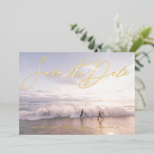 Handgeschriebenes Foto Save the Date Gold Folieneinladung (Stehend vorne)