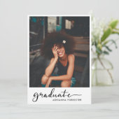 Handgeschriebenes Graduate Script Modernes Foto Einladung (Stehend Vorderseite)