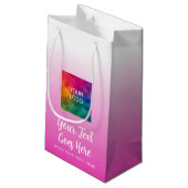 Handgeschriebenes Logo hier Rosa benutzerdefiniert Kleine Geschenktüte (Rückseite Schrägansicht)