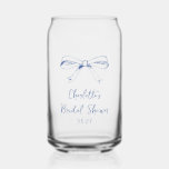 Handgeschriebenes Script Coquette Bow Blue Brautpa Dosenglas<br><div class="desc">Dieses personalisierte, konfektionierte Glas ist ein wunderbarer Sake für ein Brautparty. Mit seinem handlich gezeichnet Bogen und seiner eleganten Schrift ist es eine stilvolle Art, Getränke zu servieren und die Braut zu feiern. Passen Sie mit dem Namen der Braut und dem Veranstaltungstermin für einen charmanten Memento-Gast wird die Liebe lange...</div>