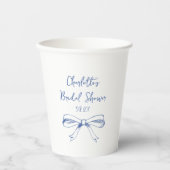 Handgeschriebenes Script Coquette Bow Blue Brautpa Pappbecher (Vorderseite)