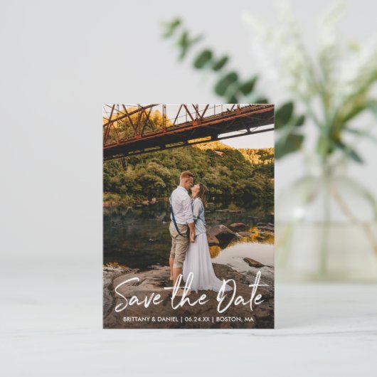 Handgeschriebenes Script Couple-Foto Save the Date Postkarte (Stehend Vorderseite)