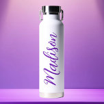 Handgeschriebenes Skript mit Lila Namen, benutzerd Trinkflasche<br><div class="desc">Eine niedliche personalisierte lila Monogramm-Wasserflasche für ein Mädchen oder einen Typ,  das einfache,  handgeschriebene Geschenke Liebe. Schönes kursives Skript an der Seite Ihrer Flasche,  das Ihren Namen ausdrückt.</div>