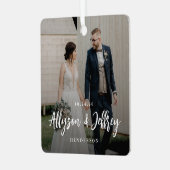 Handgeschriebenes Skript Neu verheiratete Holiday Ornament Aus Metall (Vorderseite links)