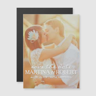 Handgeschriebenes, weißes Skript Save the Date ver Magneteinladung