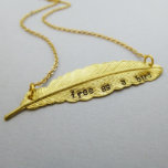 Handgestanzte Feather-Kette<br><div class="desc">Dieses originelle Design besticht durch eine sehr detaillierte Federanhängerhandgestempelt mit den Worten "frei wie ein Vogel" und hängt von einer sehr hochwertigen Kette ab. Jeder Buchstabe wird einzeln von mir einzeln handgestempelt, sodass die Ausrichtung der Zeichen, der Abstand und die Tiefe des Eindrucks von Stück zu Stück variieren. Das ist...</div>