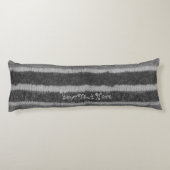 handgestrickte schwarz-weiße Streifen Seitenschläferkissen (Rückseite)