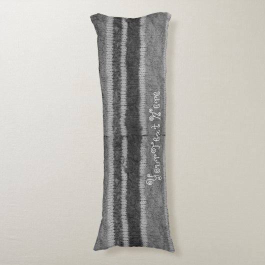 handgestrickte schwarz-weiße Streifen Seitenschläferkissen (Vorderseite Vertikal)