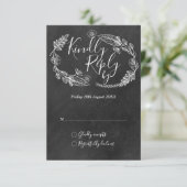 Handgezeichnet Blumengarland-Script-Chalkboard RSVP Karte (Stehend Vorderseite)