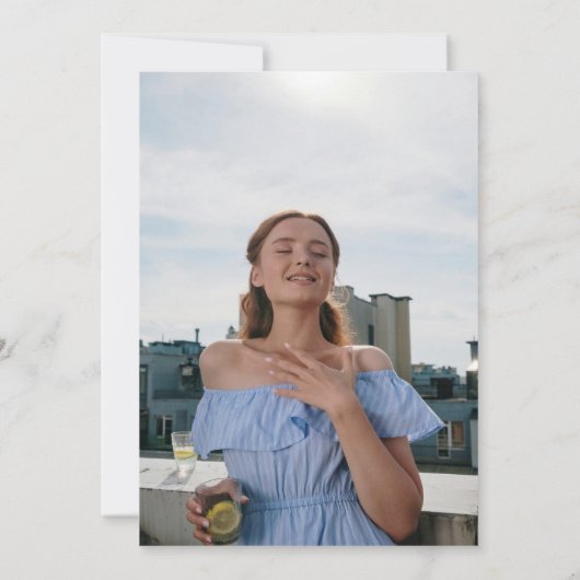 Handgezeichnet ein Tini Bit Ältere Martini Geburts Einladung (Rückseite)