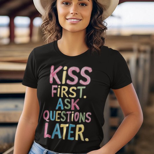 HandGezeichnet Phrase Kiss First, Frage Fragen spä T-Shirt