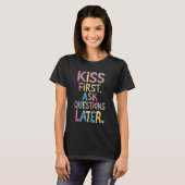 HandGezeichnet Phrase Kiss First, Frage Fragen spä T-Shirt (Vorne ganz)
