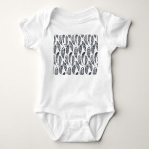 Handgezeichnet Stammesfedern, Vintages Muster. Baby Strampler