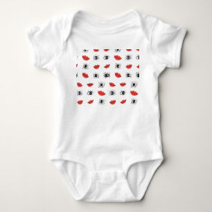 Handgezeichnete Augen, Lippen, trendy Muster. Baby Strampler