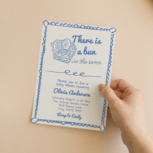 Handgezeichnete blaue Bun in der Oven Boy Baby Dus Einladung