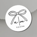 Handgezeichnete Bow-Molkenkleidung Runder Aufkleber<br><div class="desc">Handgezeichneter Bow Whimsical Wedding Monogram Classic Round Sticker. Minimalistische Round Wedding Stickers. Diese niedlichen und einfachen runden Hochzeitsaufkleber sind die ideale Touch, um Umschläge zu verschließen, Gefälligkeiten zu dekorieren oder Ihren Hochzeitsdetails ein personalisiertes Element hinzuzufügen. In der Mitte wird ein handgezeichnet Bogen mit den Initialen der Braut und des Bräutigams...</div>