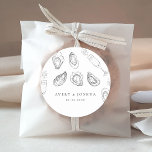 Handgezeichnete Champagner- und Austernfeier Runder Aufkleber<br><div class="desc">Feiern Sie Ihre Hochzeit/Verlobung mit diesen eleganten Aufklebern mit gezeichnet Champagner,  Austern und bearbeitbaren Details. Fügen Sie einfach Ihre eigenen Daten hinzu,  indem Sie auf die Option "Personalisieren" klicken.</div>