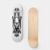 Handgezeichnete Darstellung des Schädels und des T Skateboard (Vorderseite)