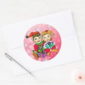 Handgezeichnete Elf Mädchen und Junge mit Geschenk Runder Aufkleber (Umschlag)