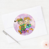 Handgezeichnete Elf Mädchen und Junge mit Geschenk Runder Aufkleber (Umschlag)