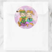 Handgezeichnete Elf Mädchen und Junge mit Geschenk Runder Aufkleber (Tasche)