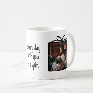 Handgezeichnete Geschenkbox-Schleife Schwarz Weiß Kaffeetasse