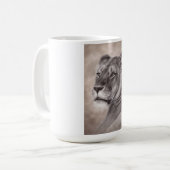 Handgezeichnete Löwinnen-Kunst Kaffeetasse (Vorderseite Links)