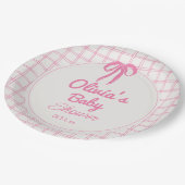Handgezeichnete rosa Gingham-Schleife Baby-Mädchen Pappteller (Schrägansicht)