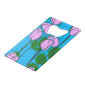 Handgezeichnete rosa Tulips auf Sky Blue Kreditkarten Flaschenöffner (Rückseite Schrägansicht)