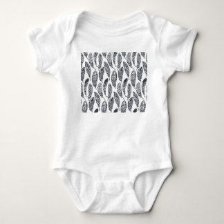 Handgezeichnete, tribale Federn, Vintage-Muster. Baby Strampler